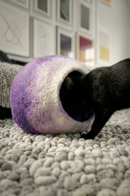Legowisko filcowe dla kota Nest Sphere Amethyst & Natural White | Feraw