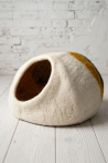 Legowisko filcowe dla kota Nest Sphere Amber & Alabaster | Feraw