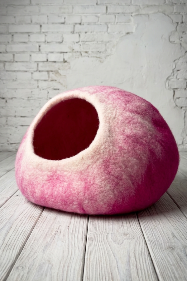 Legowisko filcowe dla kota Nest Sphere Deep Pink & Natural White | Feraw