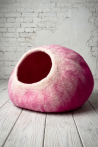 Legowisko filcowe dla kota Nest Sphere Deep Pink & Natural White | Feraw