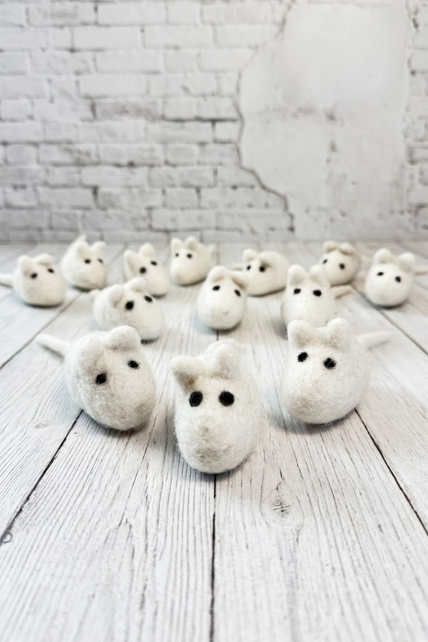 Cat Toy White Alabaster Mouse Merino Wool | Feraw Pets 2