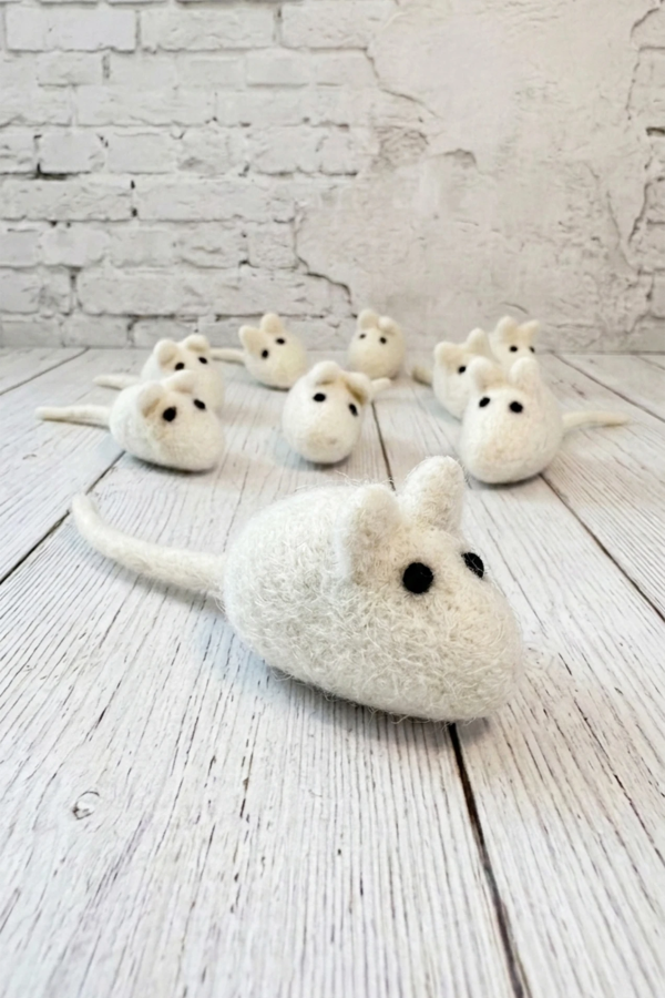Zabawka dla kota White Alabaster Mouse z wełny merino | Feraw Pets
