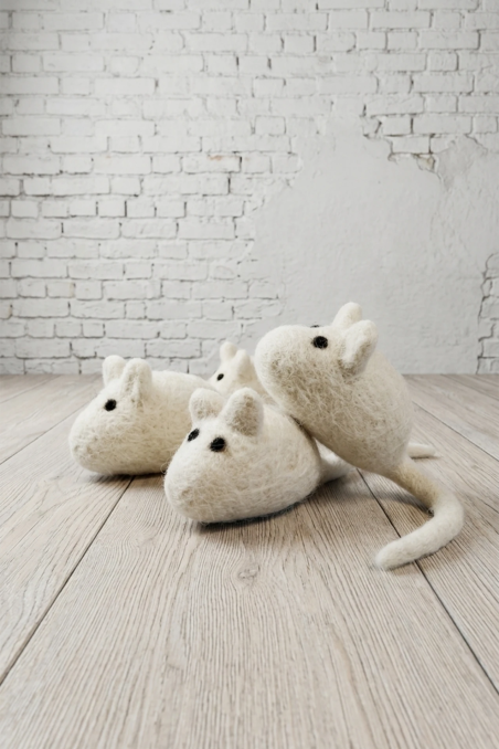 Cat Toy White Alabaster Mouse Merino Wool | Feraw Pets